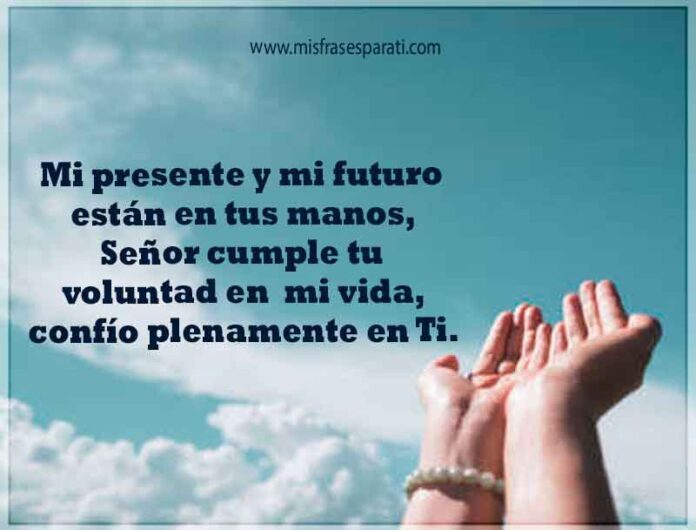 Persona con las manos abiertas hacia el cielo